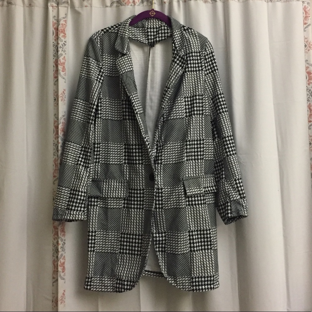 3/$25 Black and White XL patterned jacket